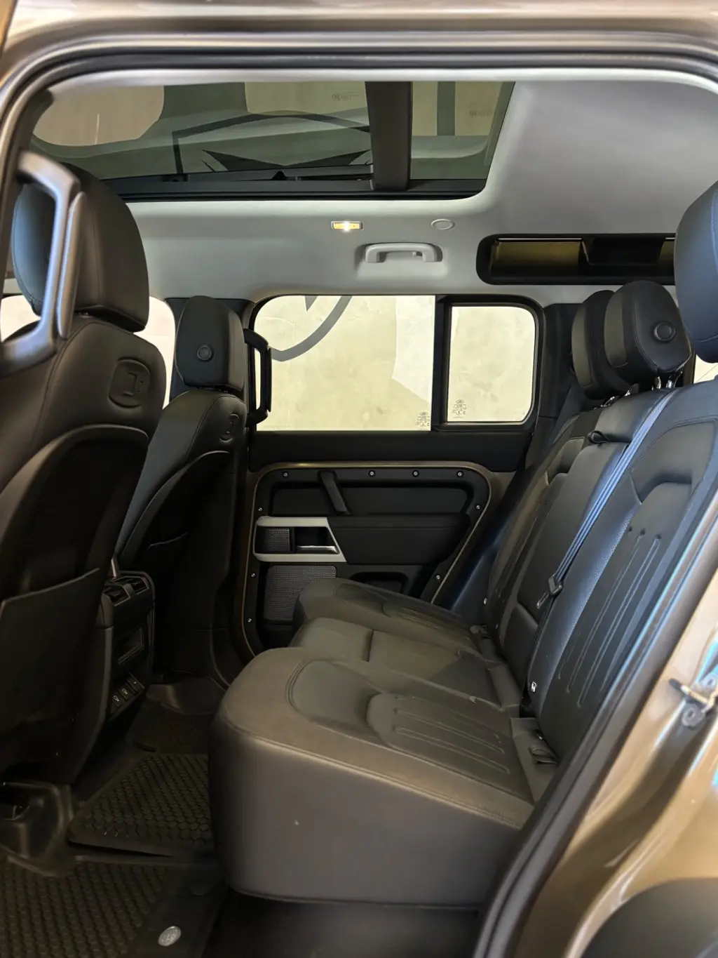 LAND ROVER Defender 110 - Foto