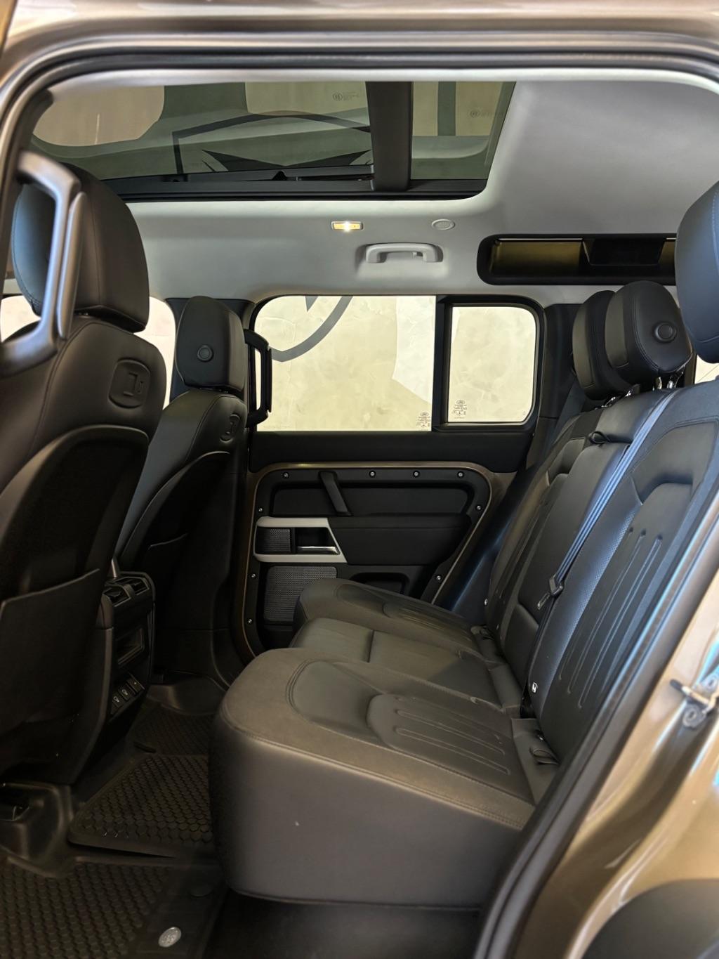 LAND ROVER Defender 110 - Foto