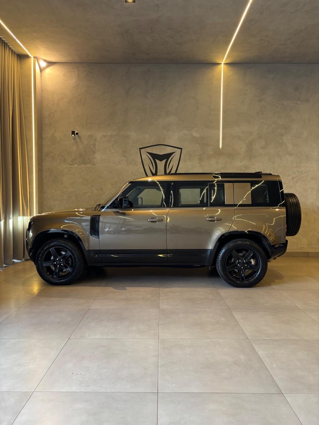 LAND ROVER Defender 110 - Foto