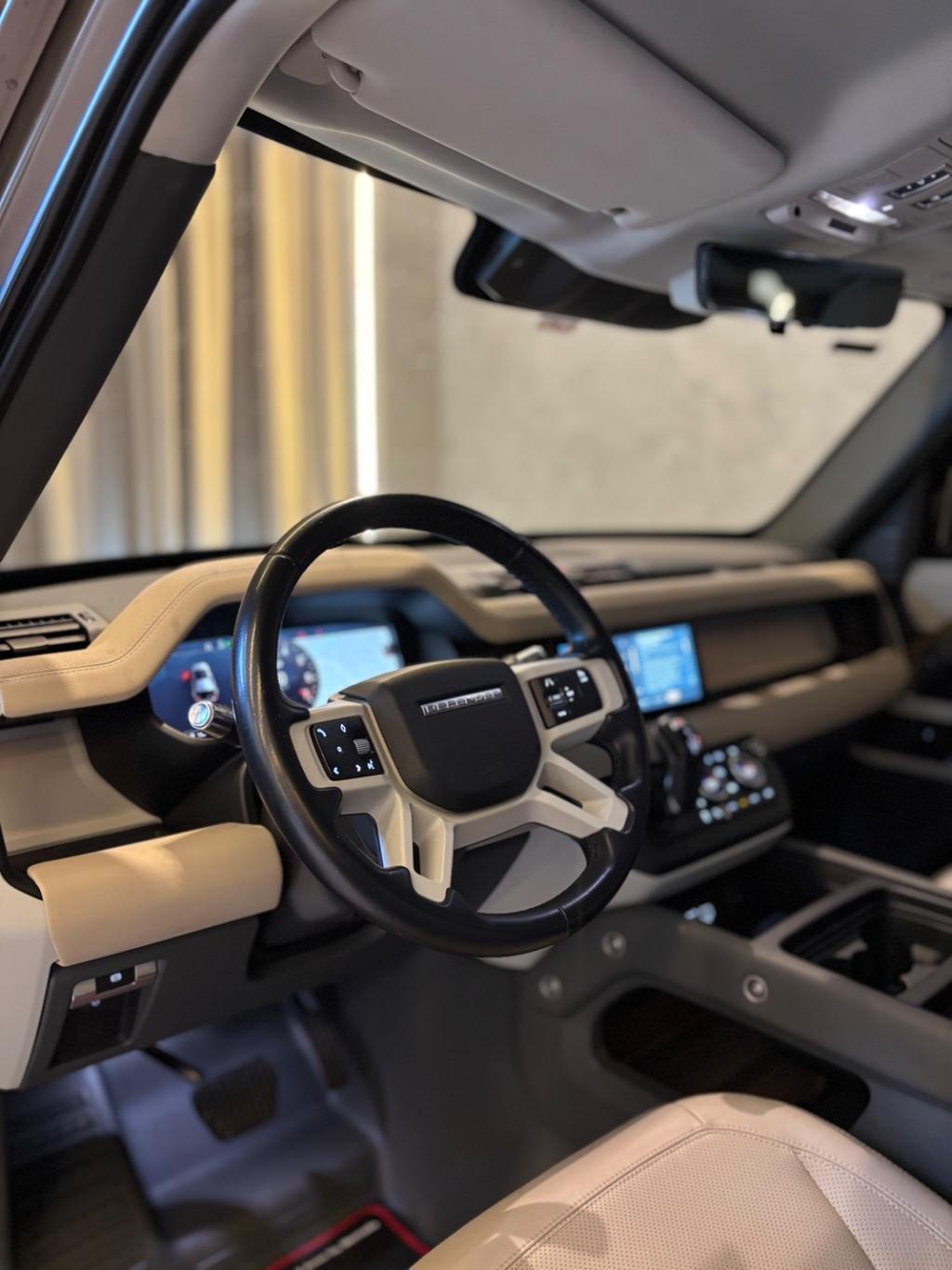 LAND ROVER Defender 110 - Foto