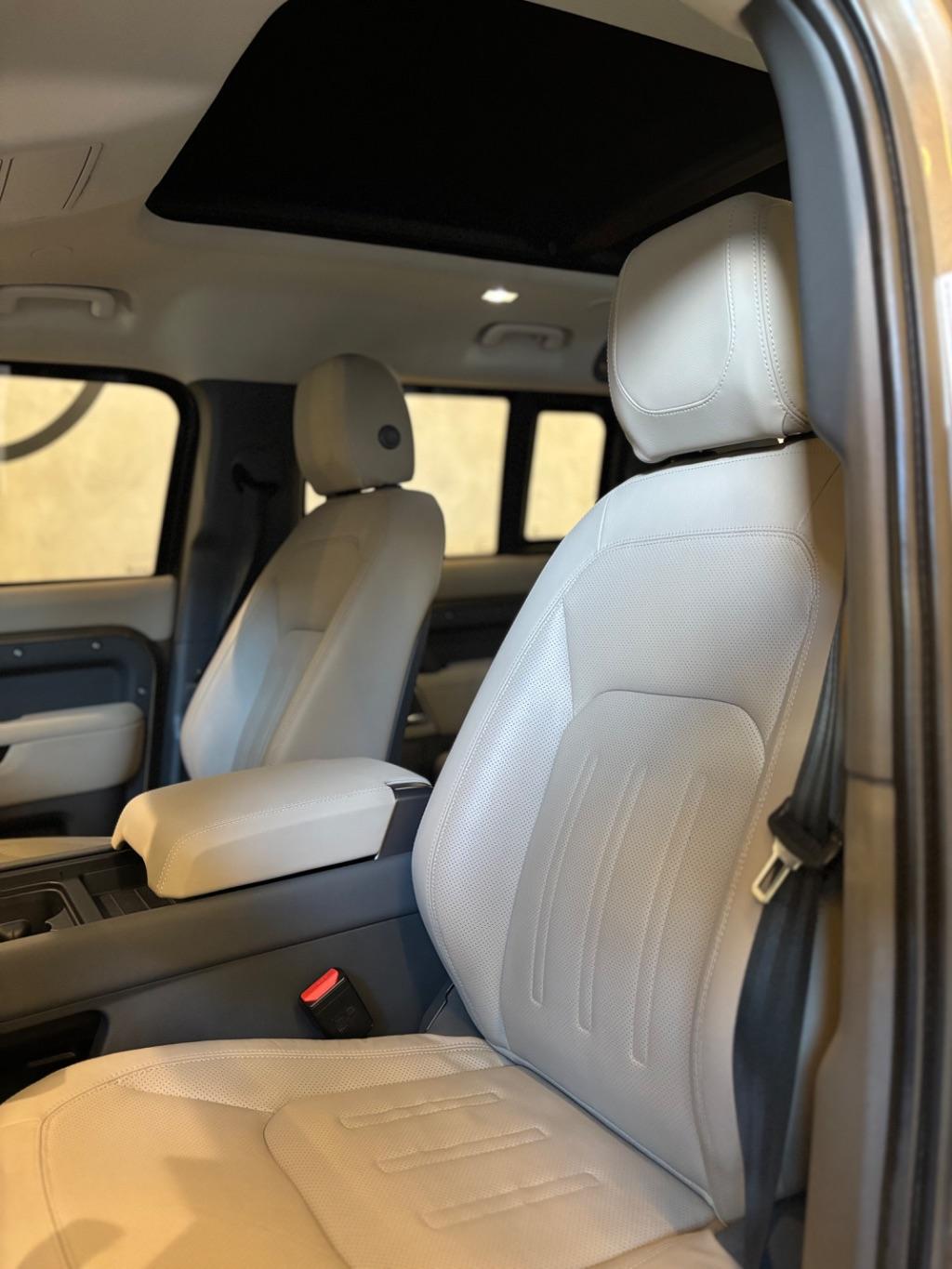 LAND ROVER Defender 110 - Foto