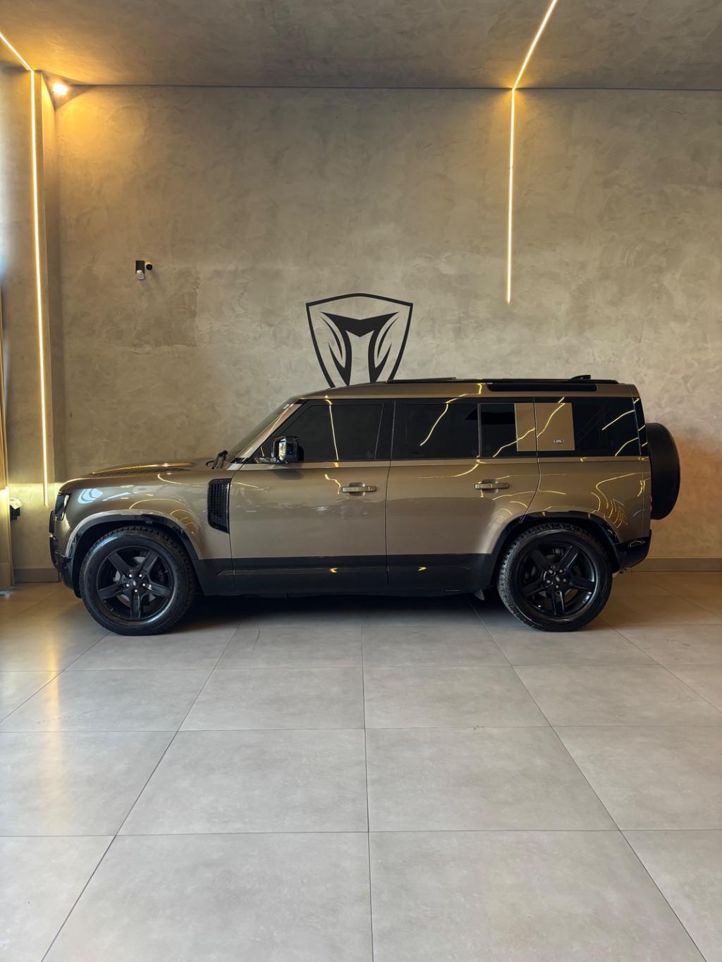 LAND ROVER Defender 110 - Foto