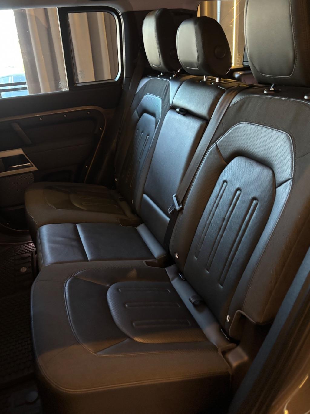 LAND ROVER Defender 110 - Foto