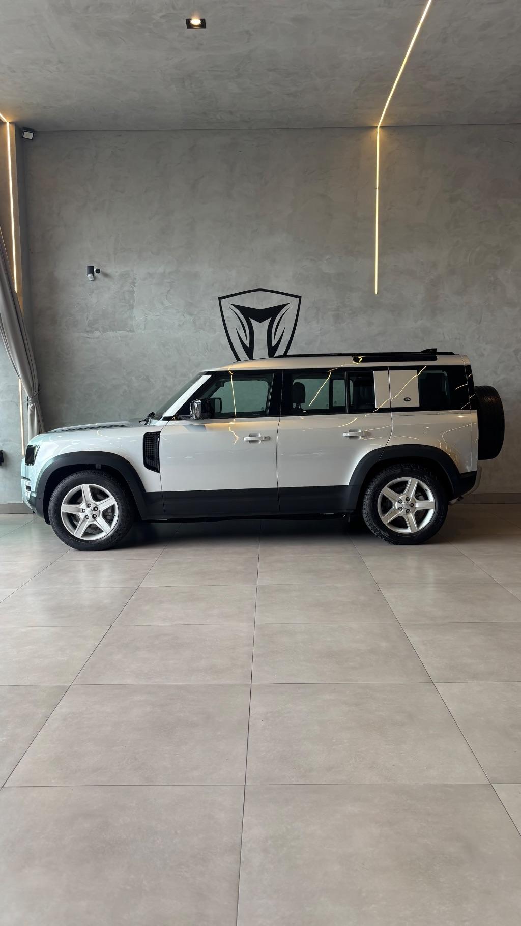 LAND ROVER Defender 110 - Foto