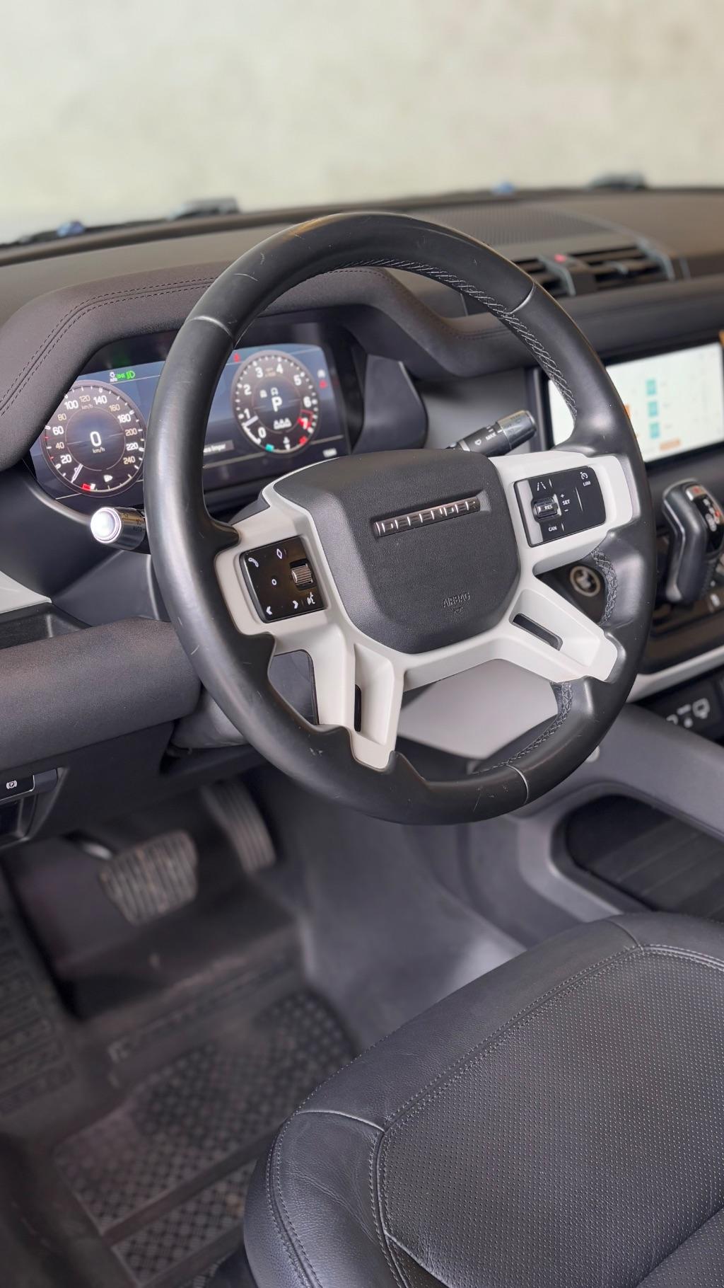LAND ROVER Defender 110 - Foto