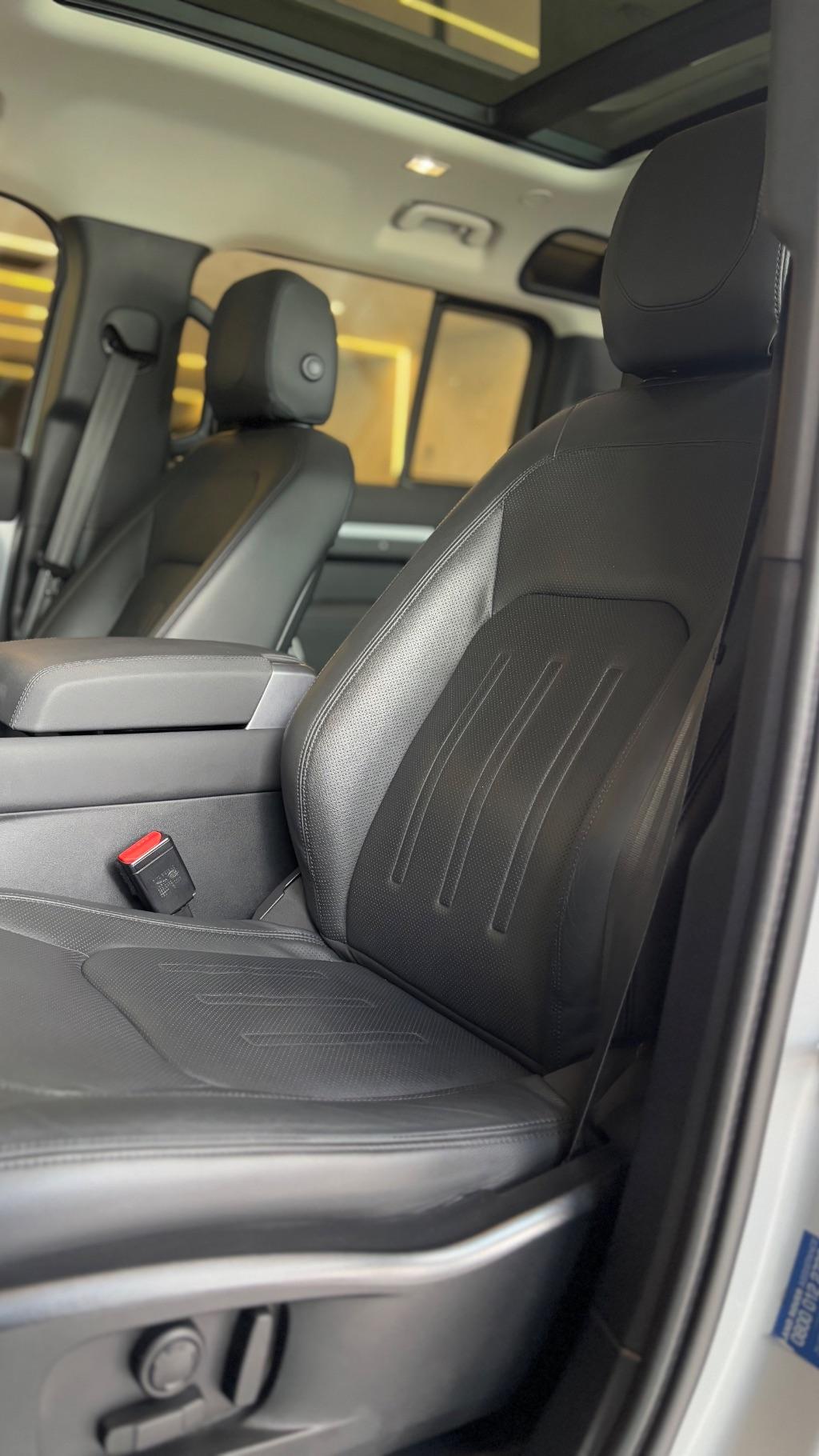 LAND ROVER Defender 110 - Foto