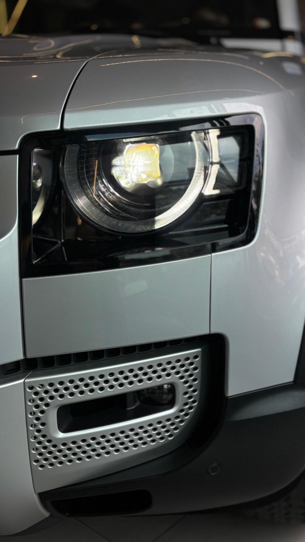 LAND ROVER Defender 110 - Foto
