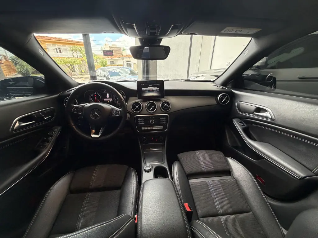 MERCEDES-BENZ CLA 200 - Foto