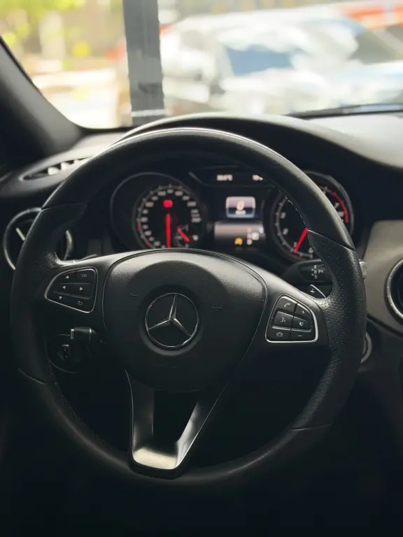 MERCEDES-BENZ CLA 200 - Foto