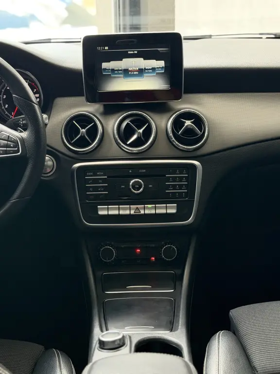 MERCEDES-BENZ CLA 200 - Foto