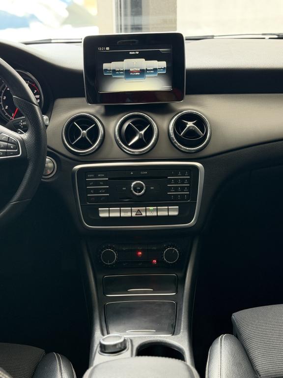 MERCEDES-BENZ CLA 200 - Foto