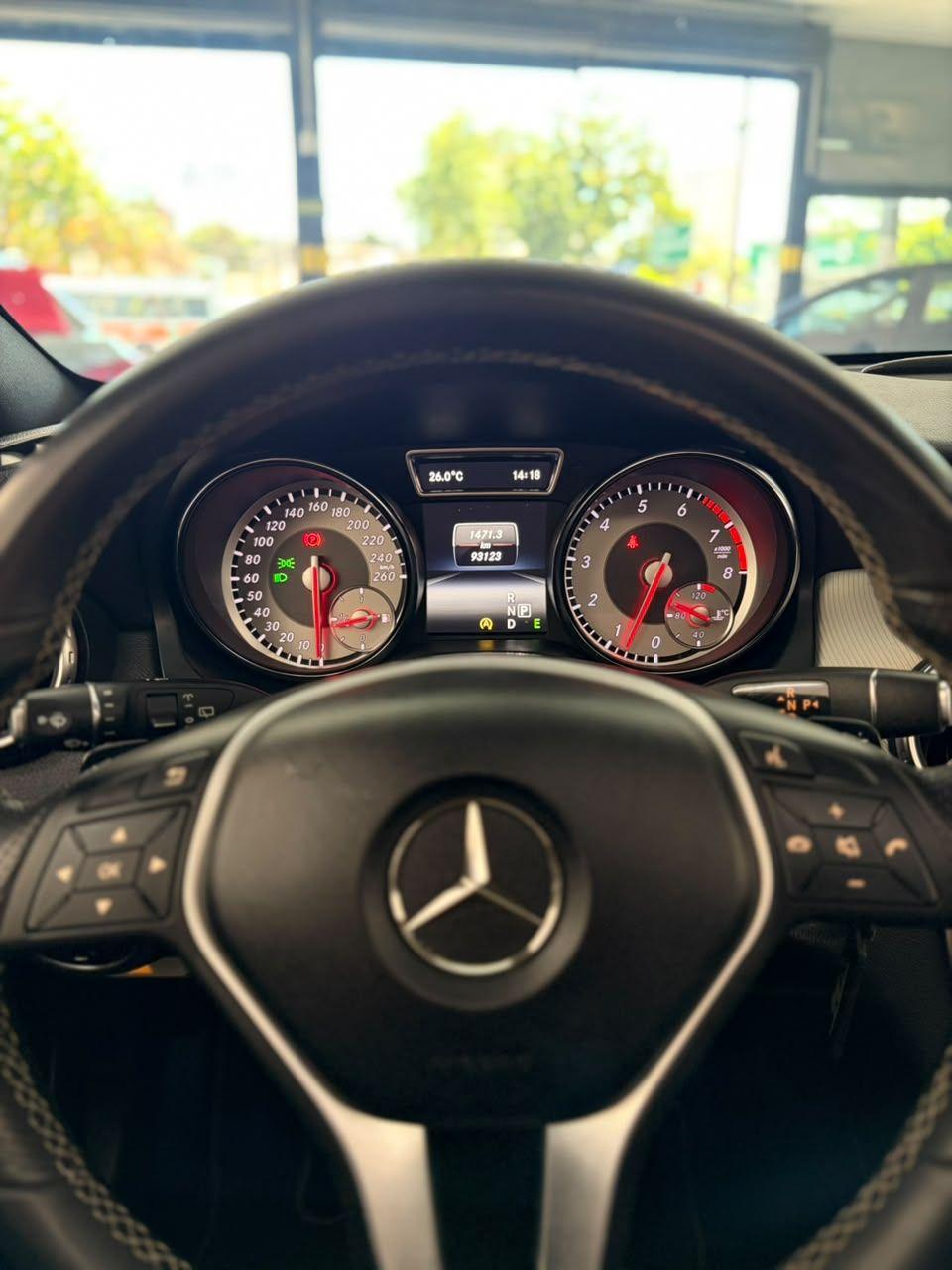 MERCEDES-BENZ CLA 200 - Foto