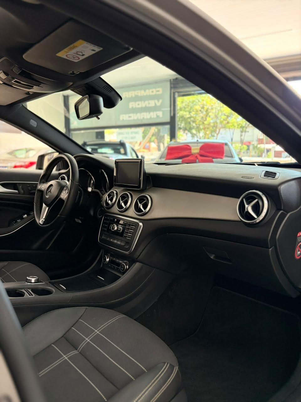 MERCEDES-BENZ CLA 200 - Foto