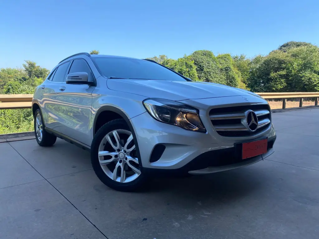 MERCEDES-BENZ GLA 200 - Foto