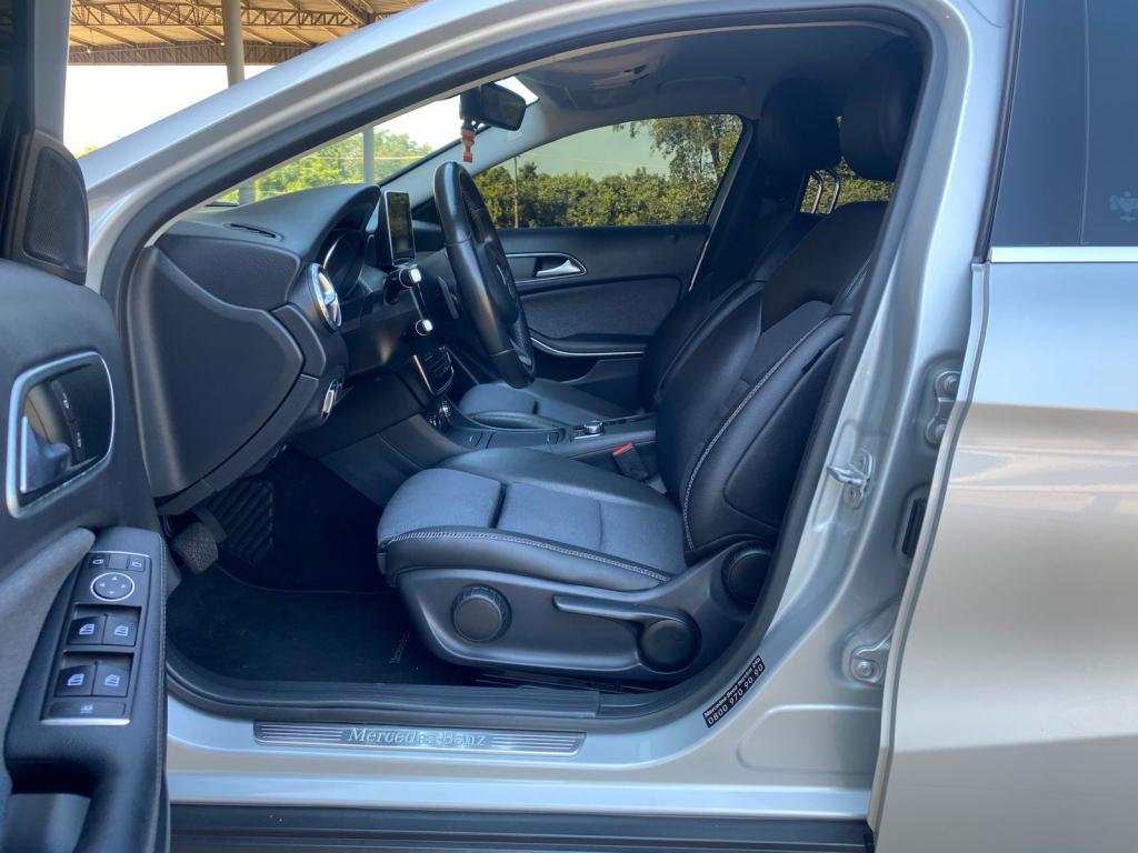 MERCEDES-BENZ GLA 200 - Foto