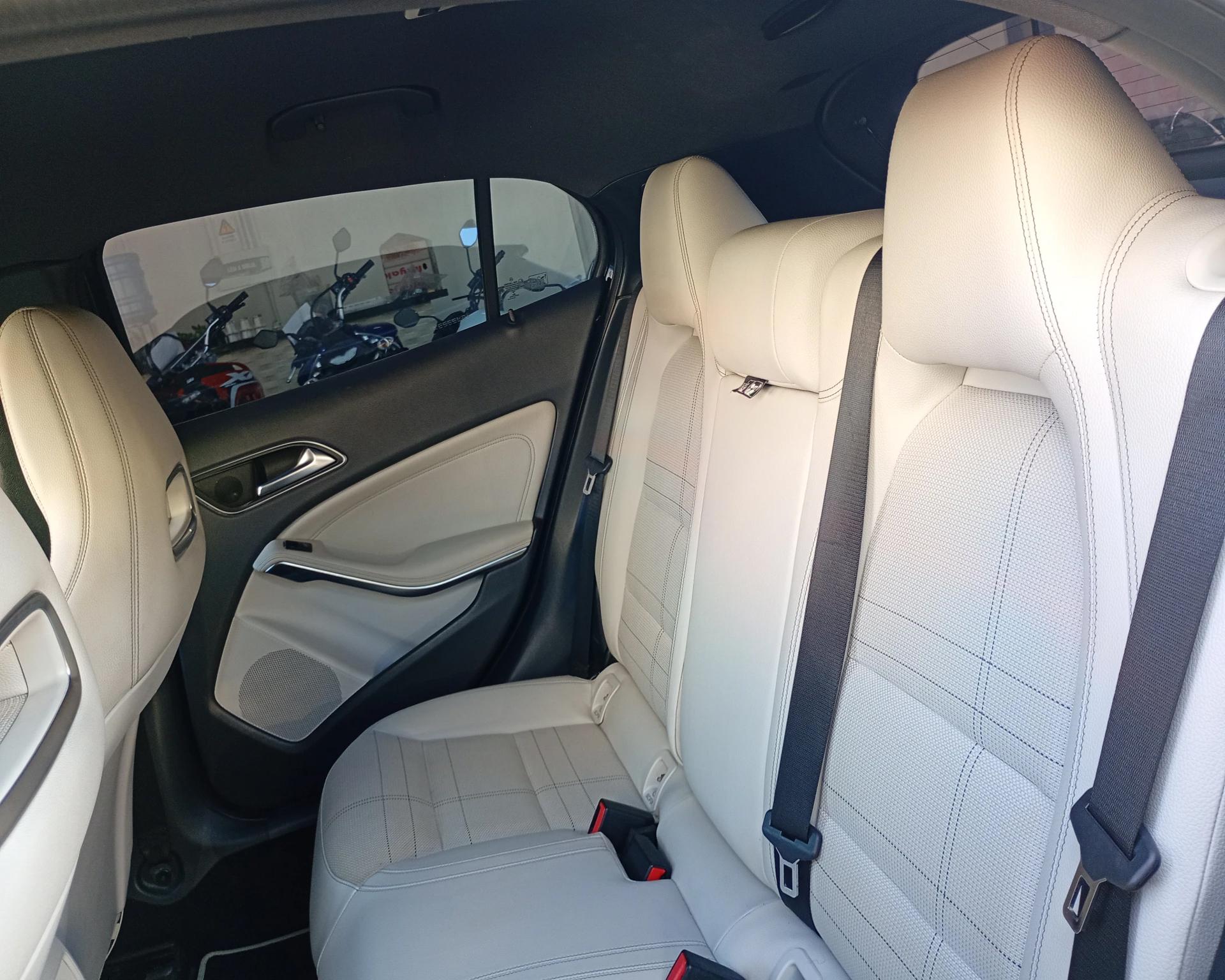 MERCEDES-BENZ GLA 200 - Foto