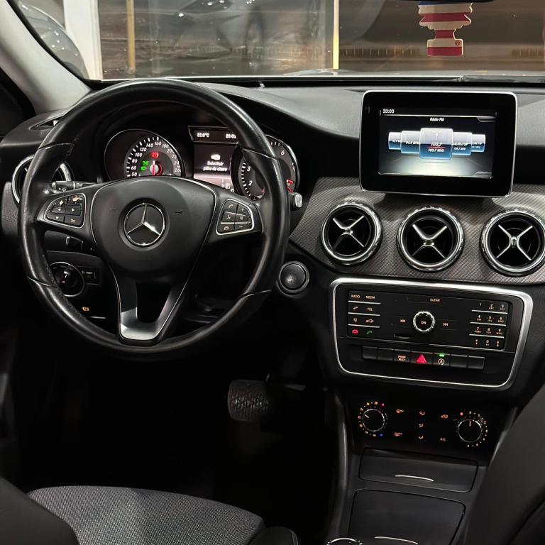 MERCEDES-BENZ GLA 200 - Foto