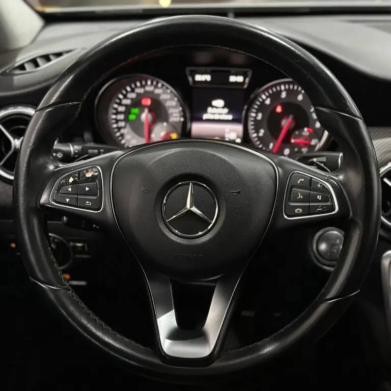 MERCEDES-BENZ GLA 200 - Foto