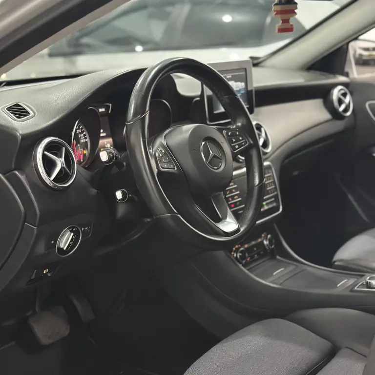 MERCEDES-BENZ GLA 200 - Foto