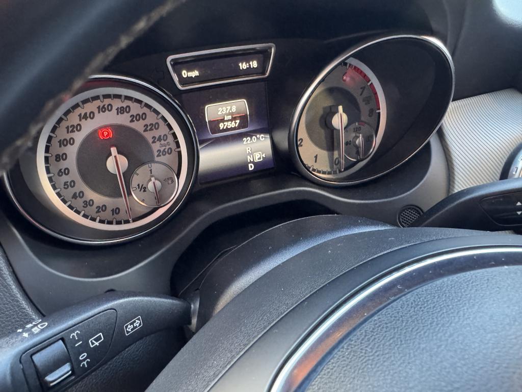 MERCEDES-BENZ GLA 200 - Foto