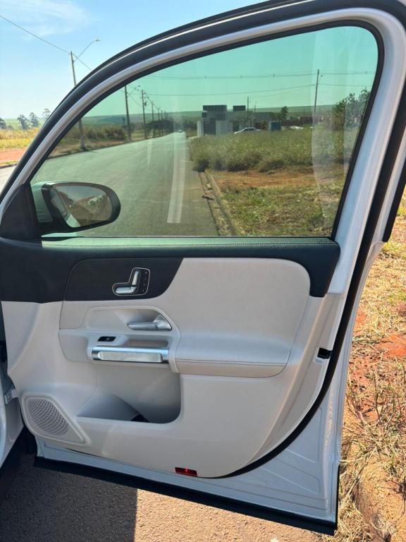 MERCEDES-BENZ GLB 200 - Foto