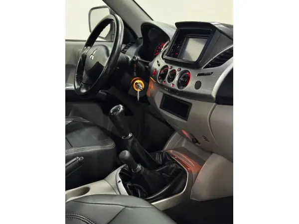 MITSUBISHI L 200 Triton - Foto