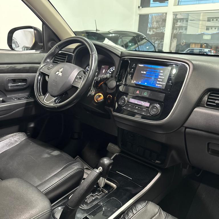 MITSUBISHI Outlander - Foto
