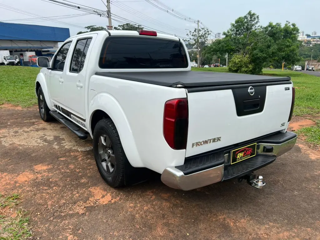 NISSAN Frontier - Foto