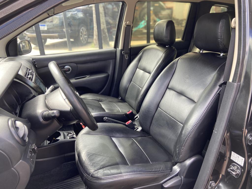 NISSAN Livina - Foto