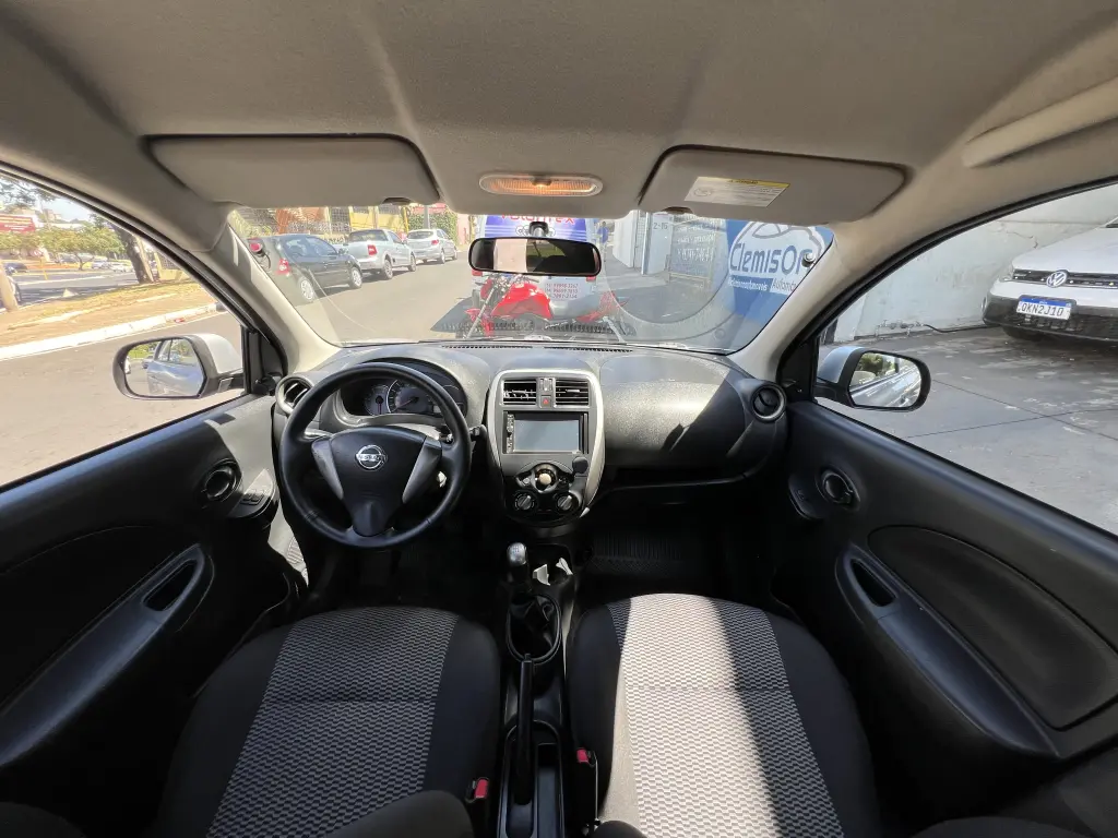 NISSAN March - Foto