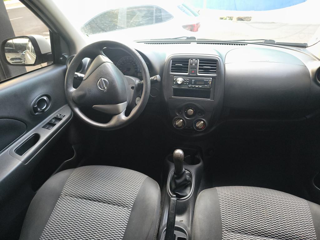 NISSAN March - Foto