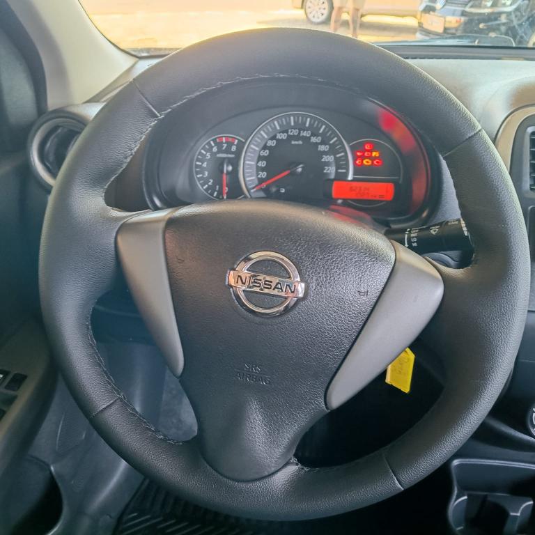 NISSAN March - Foto