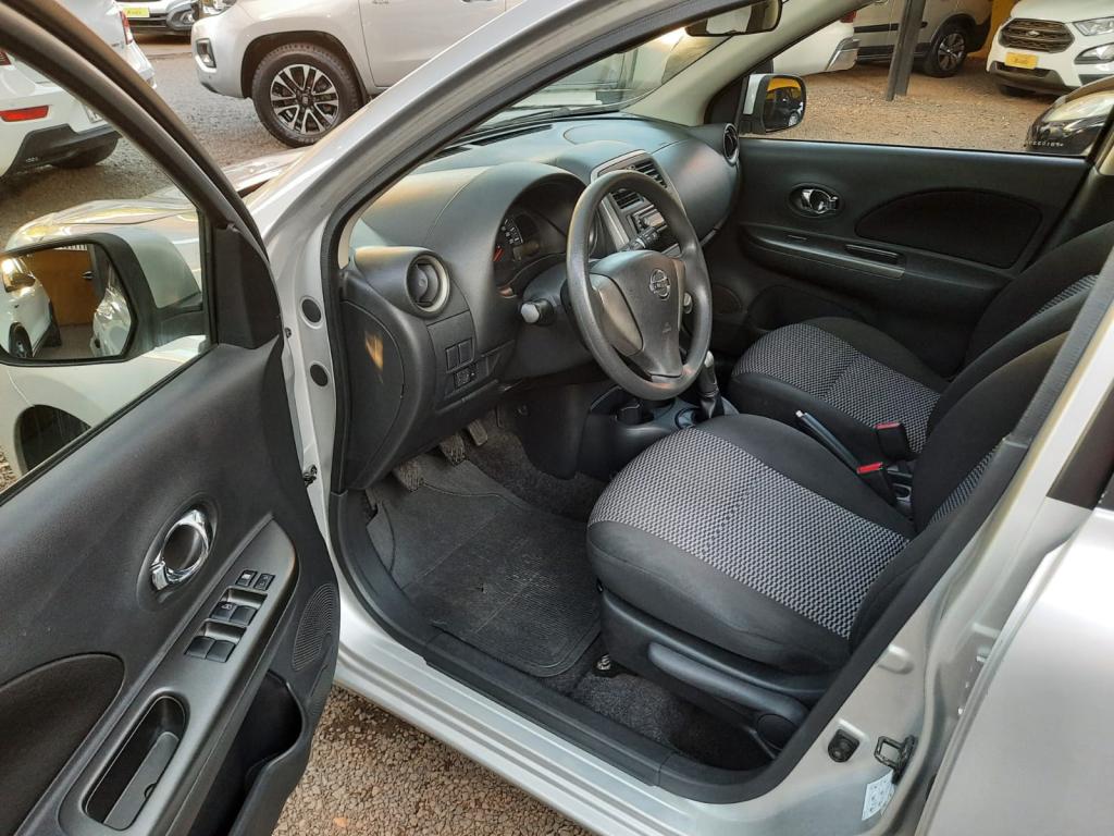 NISSAN March - Foto