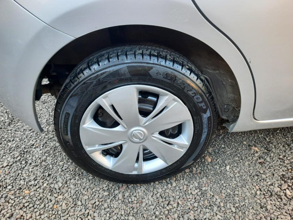NISSAN March - Foto