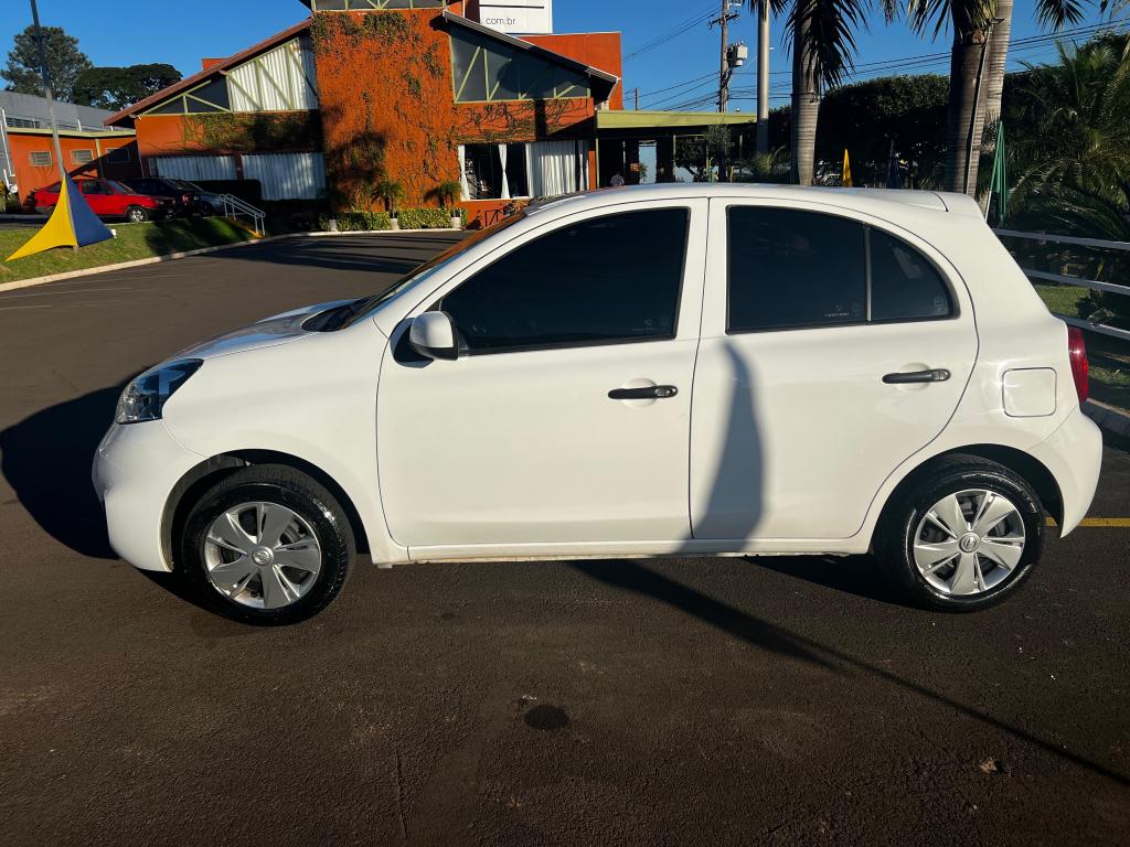 NISSAN March - Foto