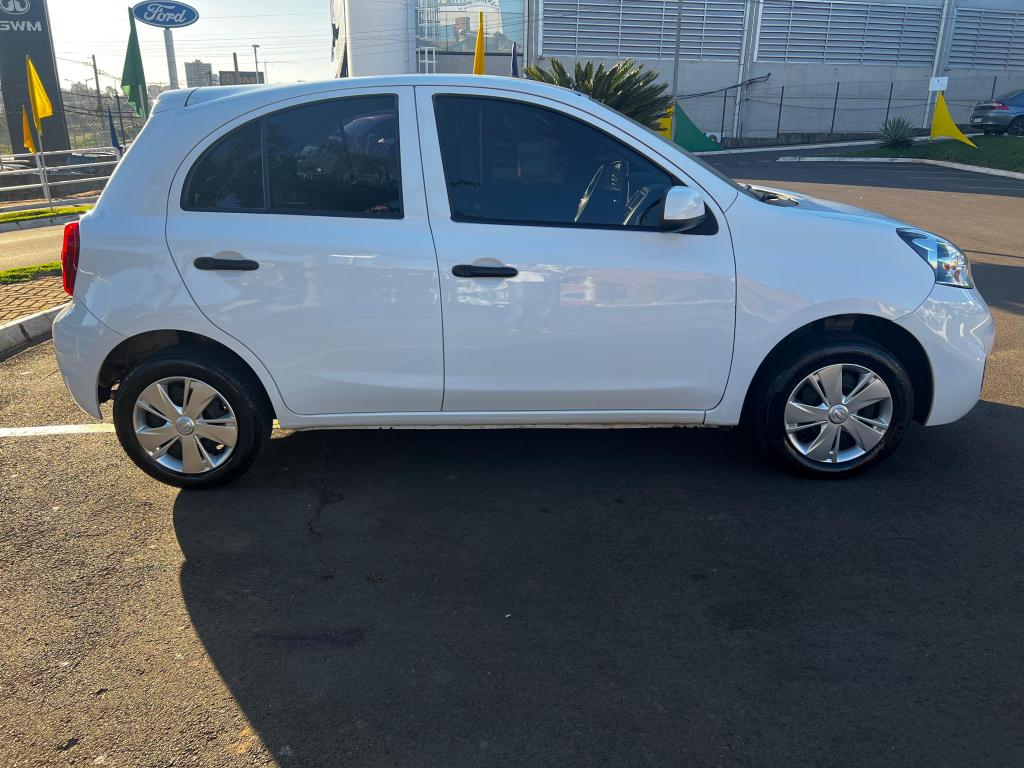 NISSAN March - Foto