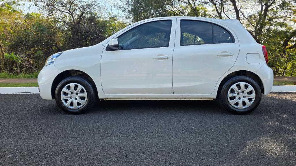 NISSAN March - Foto
