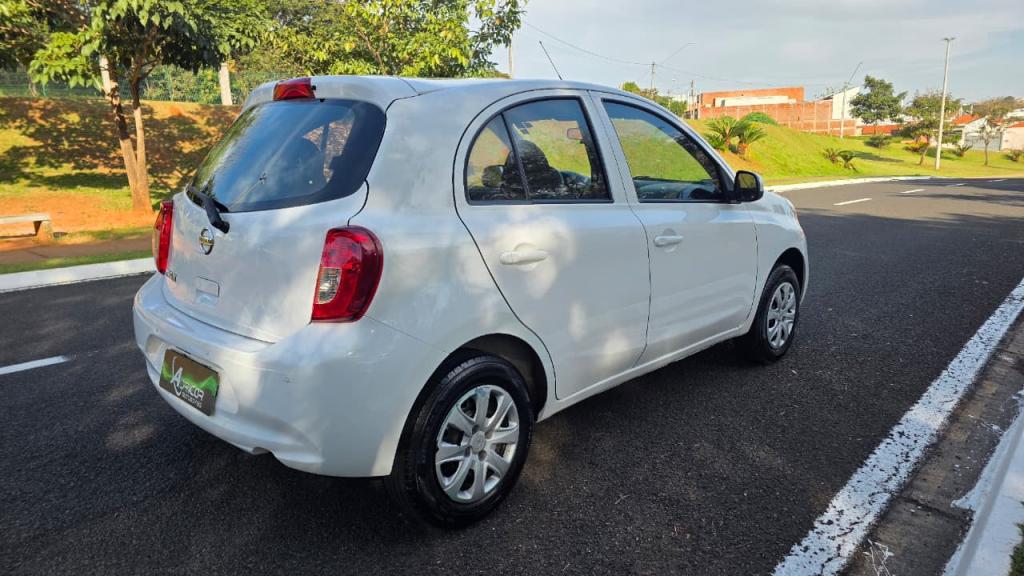 NISSAN March - Foto