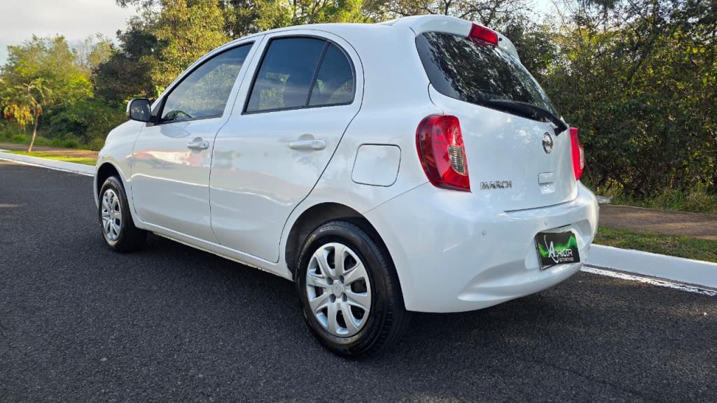 NISSAN March - Foto