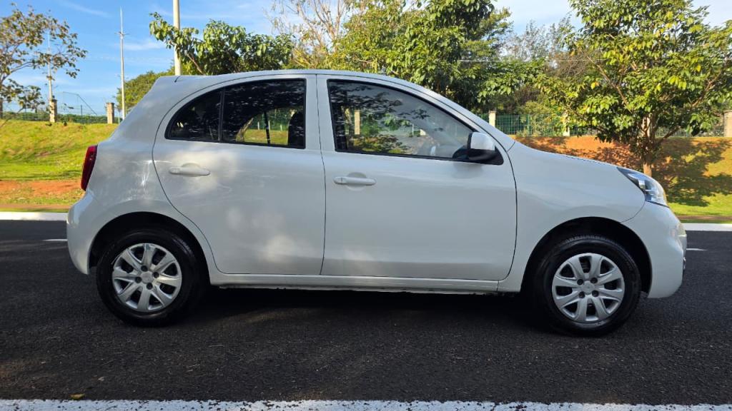 NISSAN March - Foto