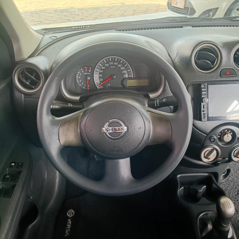 NISSAN March - Foto