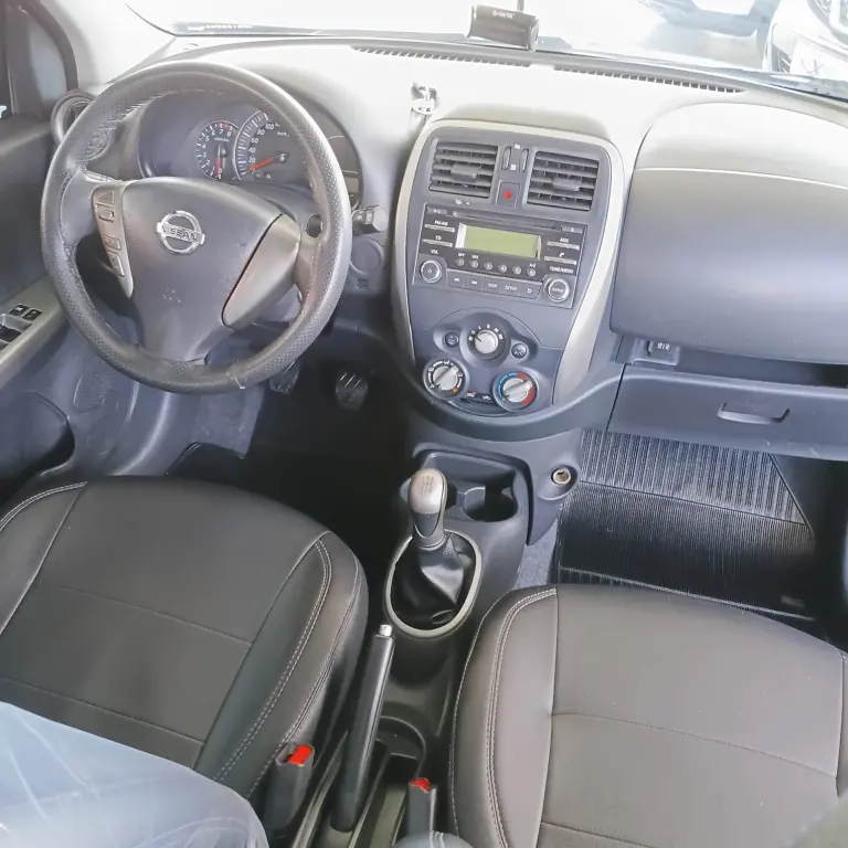 NISSAN March - Foto