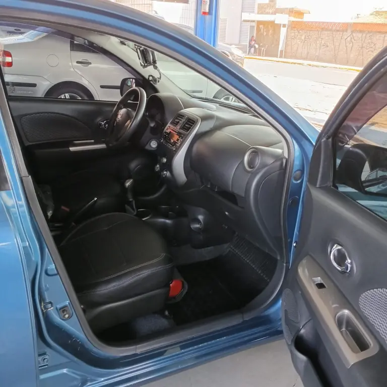 NISSAN March - Foto