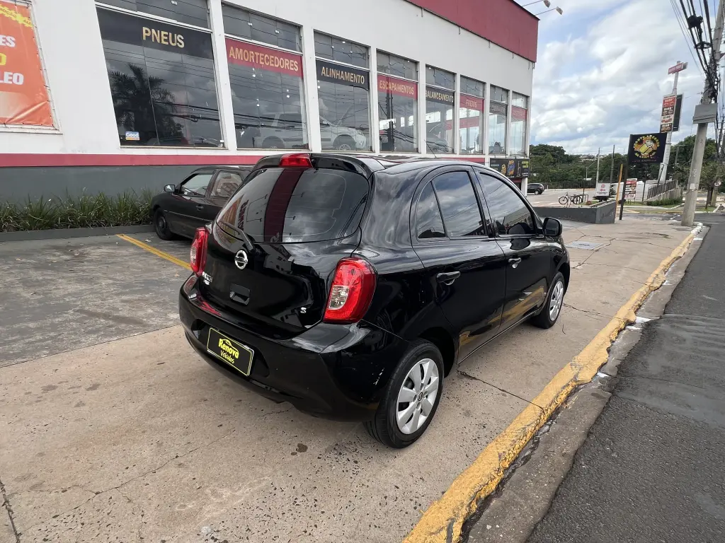 NISSAN March - Foto