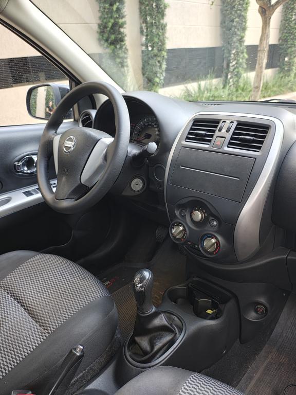 NISSAN March - Foto