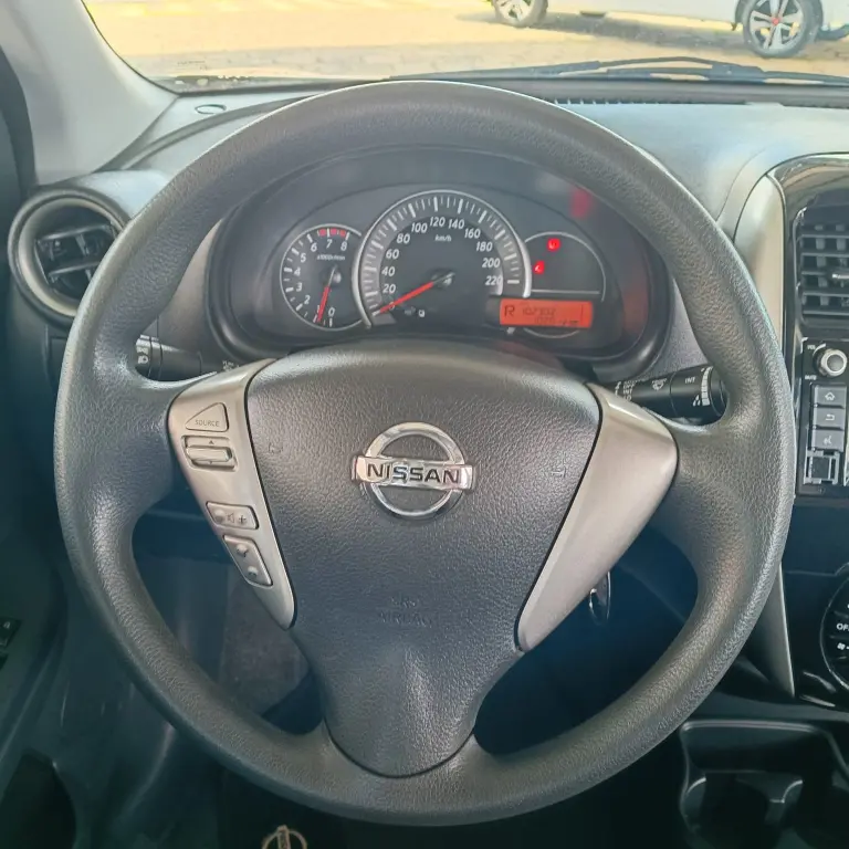 NISSAN March - Foto