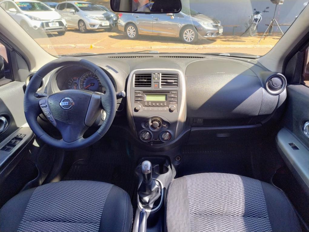 NISSAN March - Foto