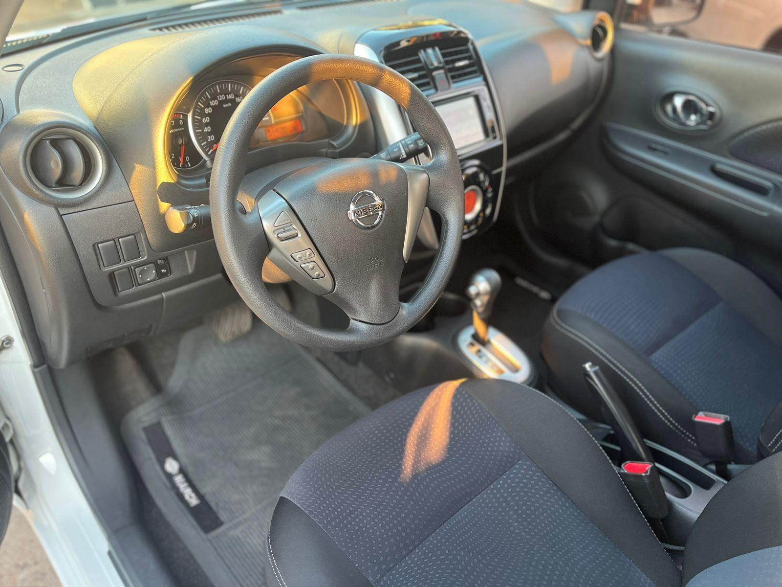 NISSAN March - Foto