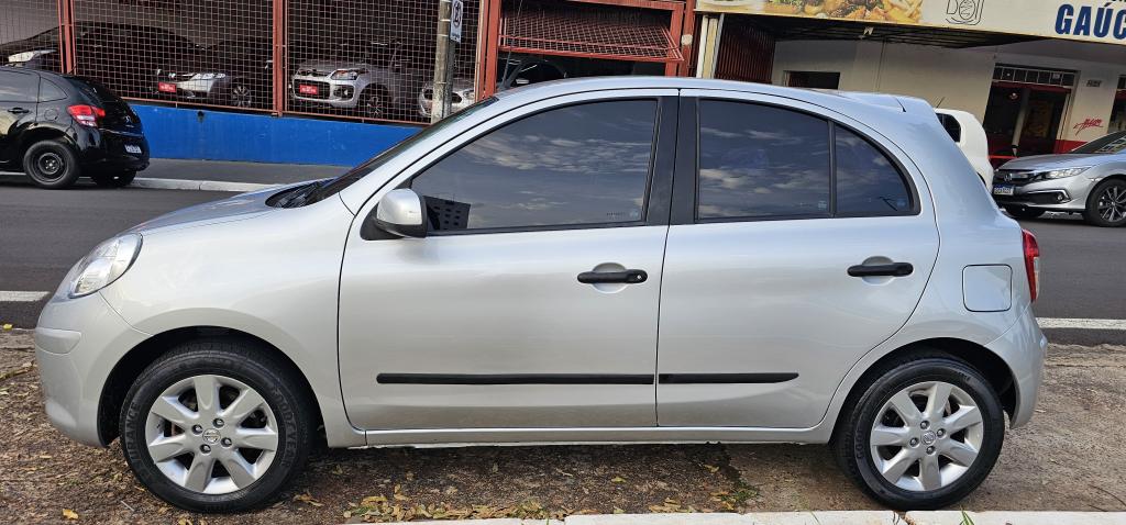 NISSAN March - Foto