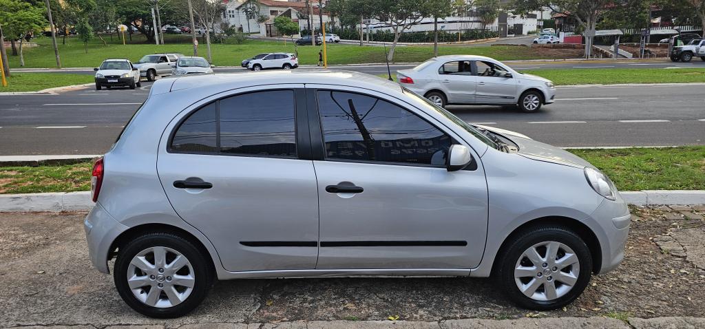 NISSAN March - Foto